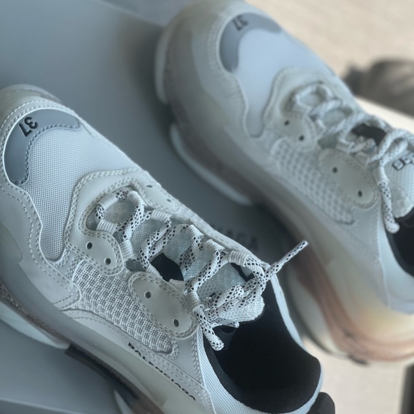 Balenciaga - Picture 2 of 3